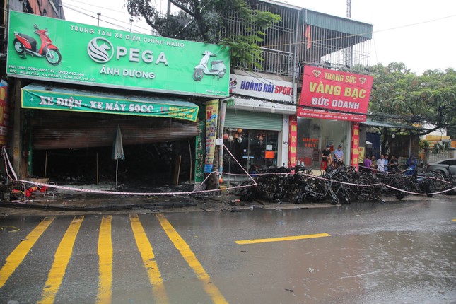 Hiện trường vụ cháy cửa hàng xe máy điện làm 3 người tử vong ở Hà Nội - Ảnh 10.
