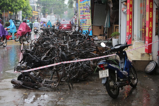 Hiện trường vụ cháy cửa hàng xe máy điện làm 3 người tử vong ở Hà Nội - Ảnh 1.