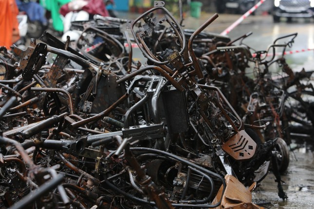 Hiện trường vụ cháy cửa hàng xe máy điện làm 3 người tử vong ở Hà Nội - Ảnh 3.