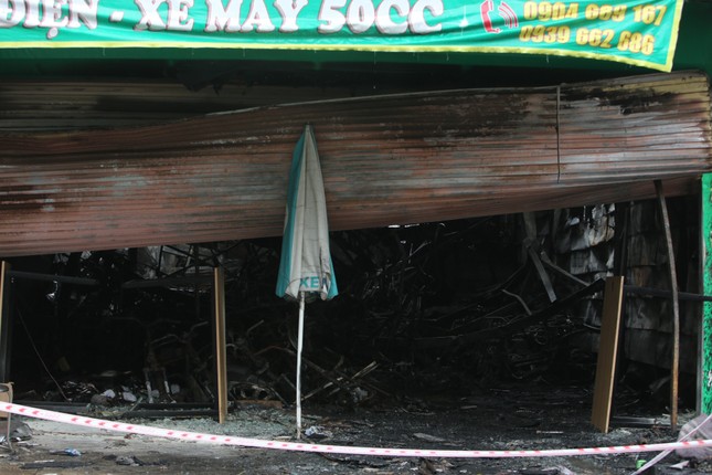 Hiện trường vụ cháy cửa hàng xe máy điện làm 3 người tử vong ở Hà Nội - Ảnh 2.