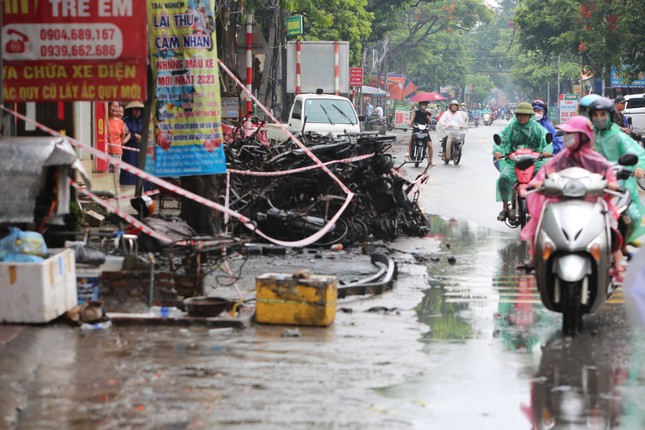Hiện trường vụ cháy cửa hàng xe máy điện làm 3 người tử vong ở Hà Nội - Ảnh 9.