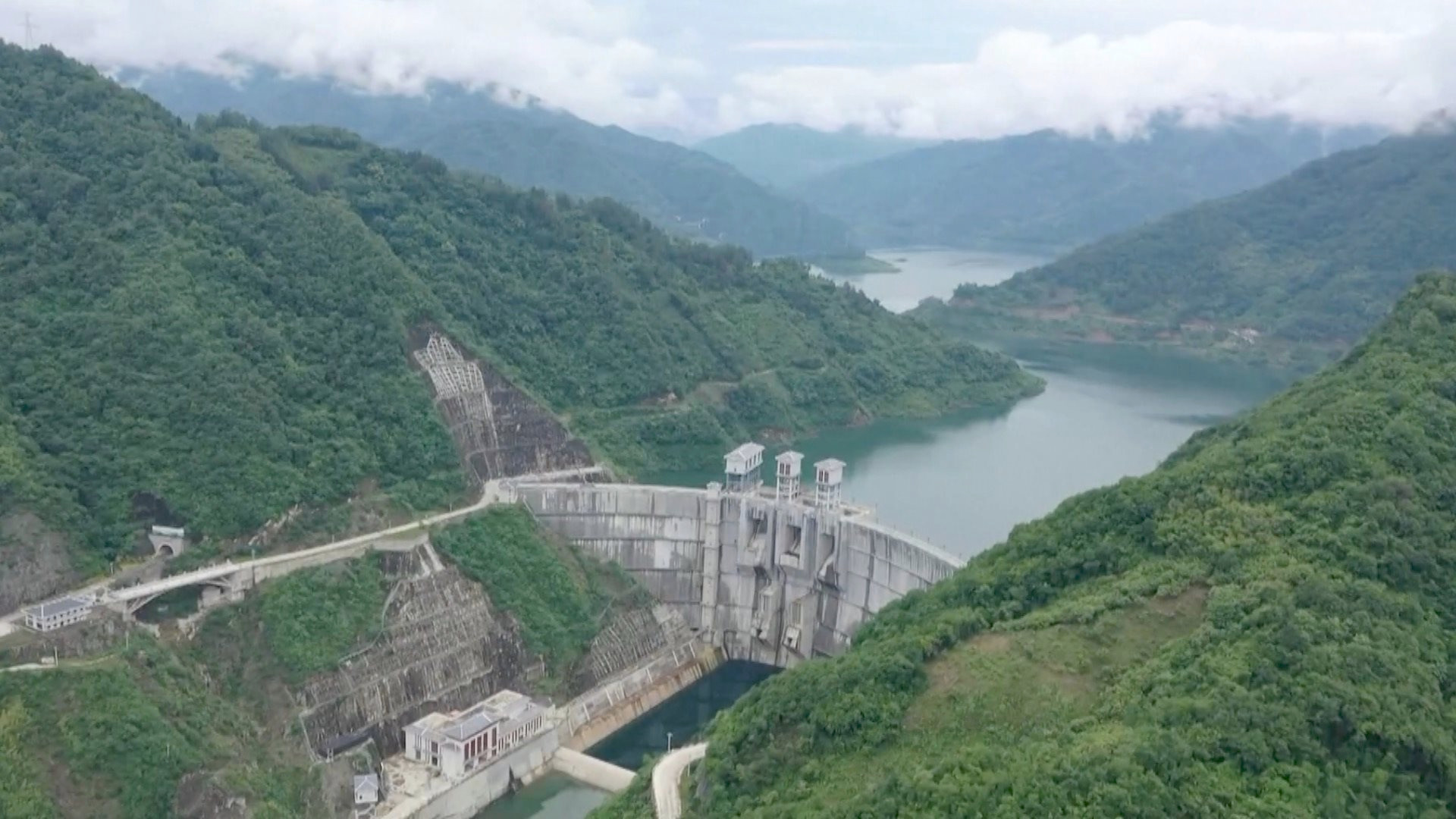 Trung Quốc chính thức vận hành thử nghiệm siêu dự án ‘dẫn nước khổng lồ’: Tổng diện tích 14.000 mét vuông, đào hầm xuyên núi dài 98 km, chi phí khủng lên tới 170 nghìn tỷ đồng - Ảnh 2.