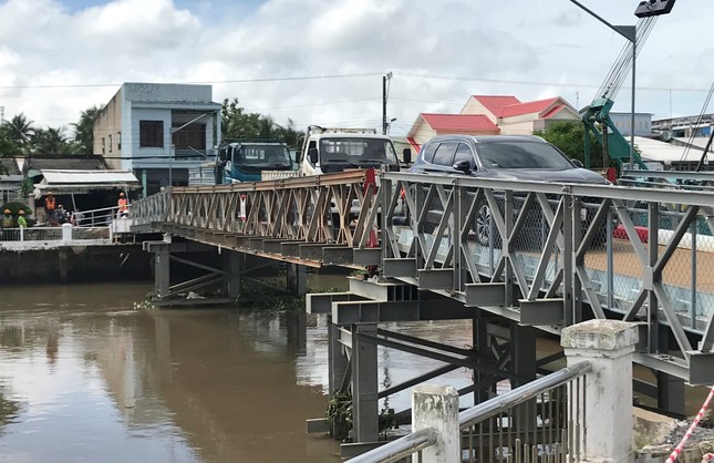 Cầu tạm bị sập ở Trà Vinh được sửa chữa, thử tải thành công với 3 xe nặng 20 tấn - Ảnh 1.