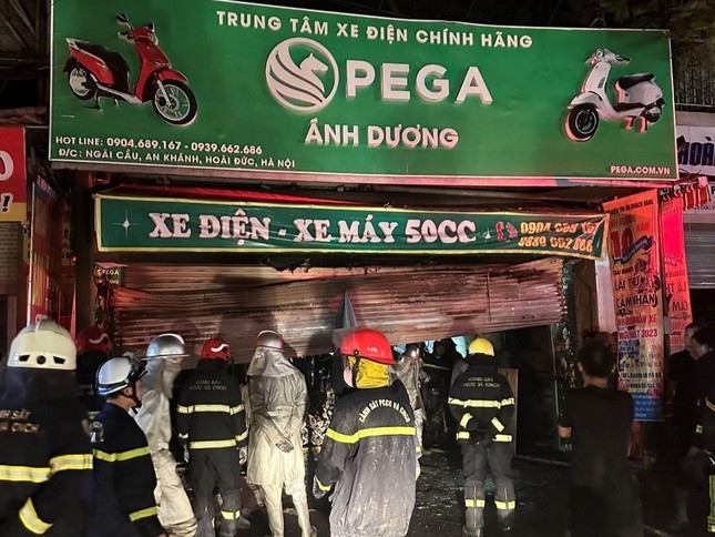 Hà Nội: Cháy cửa hàng kinh doanh xe máy điện, 3 người trong gia đình tử vong - Ảnh 1.