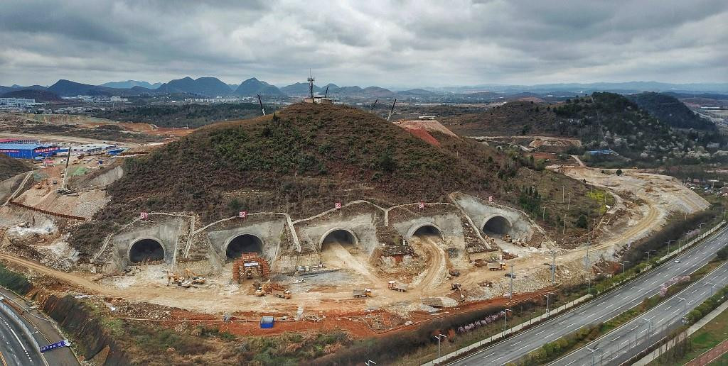 Không chỉ để xây cao tốc, nhiều ngọn núi ở Trung Quốc đã được khoét rỗng để phục vụ công nghệ quan trọng này - Ảnh 1.