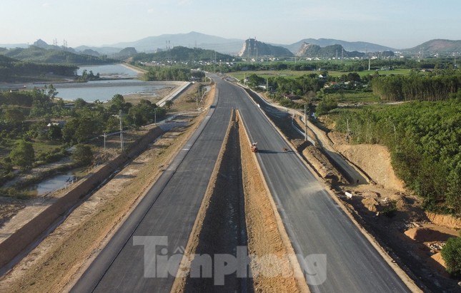 Cận cảnh cao tốc Bắc - Nam nối Thanh Hóa với Nghệ An thông xe dịp 2/9 - Ảnh 1.
