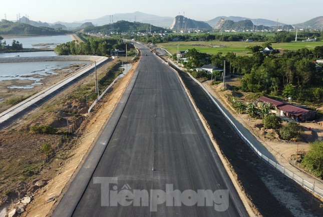 Cận cảnh cao tốc Bắc - Nam nối Thanh Hóa với Nghệ An thông xe dịp 2/9 - Ảnh 5.