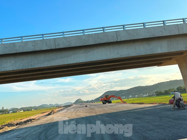 Cận cảnh cao tốc Bắc - Nam nối Thanh Hóa với Nghệ An thông xe dịp 2/9 - Ảnh 6.