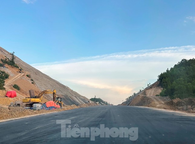 Cận cảnh cao tốc Bắc - Nam nối Thanh Hóa với Nghệ An thông xe dịp 2/9 - Ảnh 7.