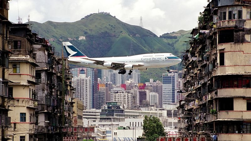 Độc lạ Hồng Kông: Sân bay khó hạ cánh bậc nhất thế giới, máy bay 'lướt’ giữa hai tòa nhà là chuyện bình thường - Ảnh 3.