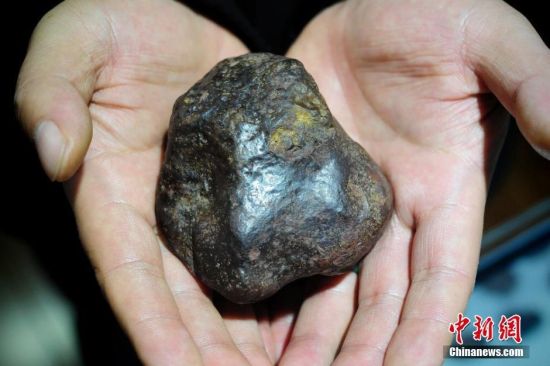 Nhặt được viên đá lạ, người chăn gia súc không ngờ đó viên thiên thạch hơn 4 tỷ năm tuổi, có giá hơn 200 tỷ - Ảnh 1.