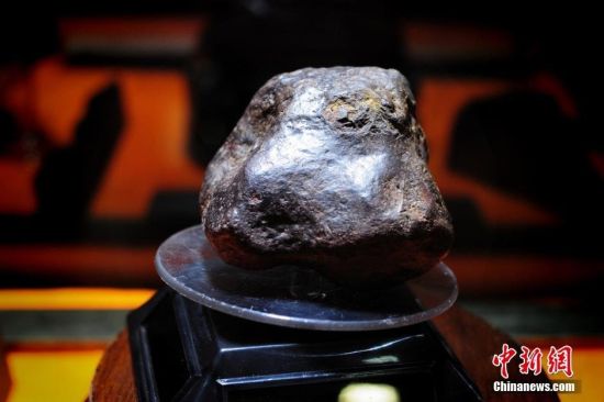 Nhặt được viên đá lạ, người chăn gia súc không ngờ đó viên thiên thạch hơn 4 tỷ năm tuổi, có giá hơn 200 tỷ - Ảnh 2.