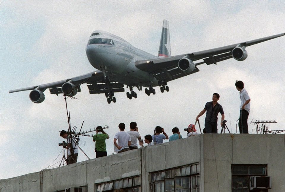 Độc lạ Hồng Kông: Sân bay khó hạ cánh bậc nhất thế giới, máy bay 'lướt’ giữa hai tòa nhà là chuyện bình thường - Ảnh 2.