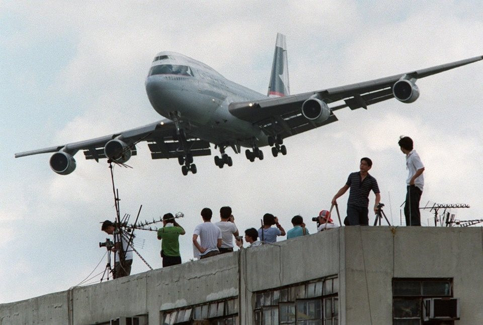 不尋常的香港：全球最難降落的機場，飛機在兩棟大樓之間“衝浪”，很正常——圖2。