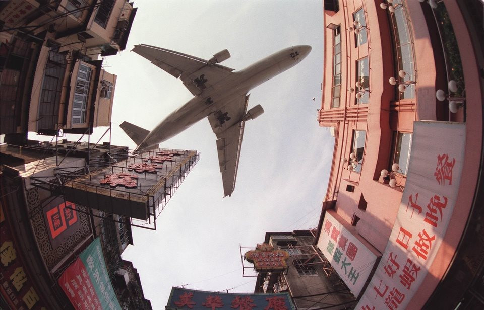 Độc lạ Hồng Kông: Sân bay khó hạ cánh bậc nhất thế giới, máy bay 'lướt’ giữa hai tòa nhà là chuyện bình thường - Ảnh 1.