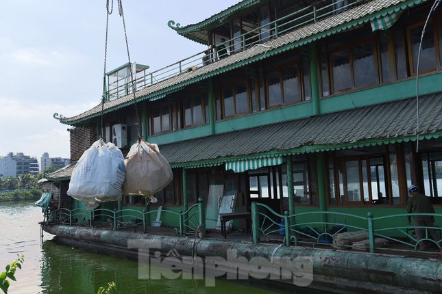 Cận cảnh dỡ bỏ 'du thuyền ma' cuối cùng trên mặt nước hồ Tây - Ảnh 10.