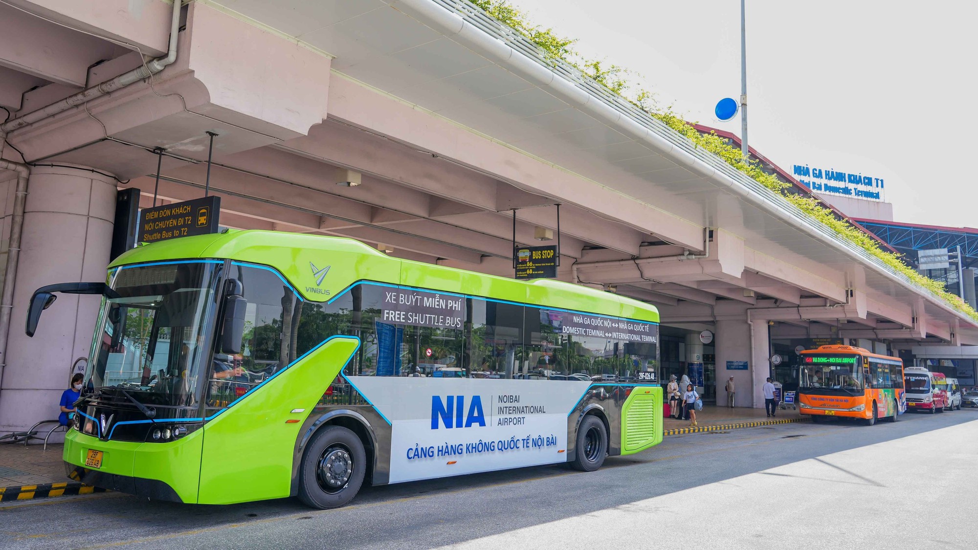 Xe buýt điện phục vụ hành khách nối chuyến tại Cảng HKQT Nội Bài (3)