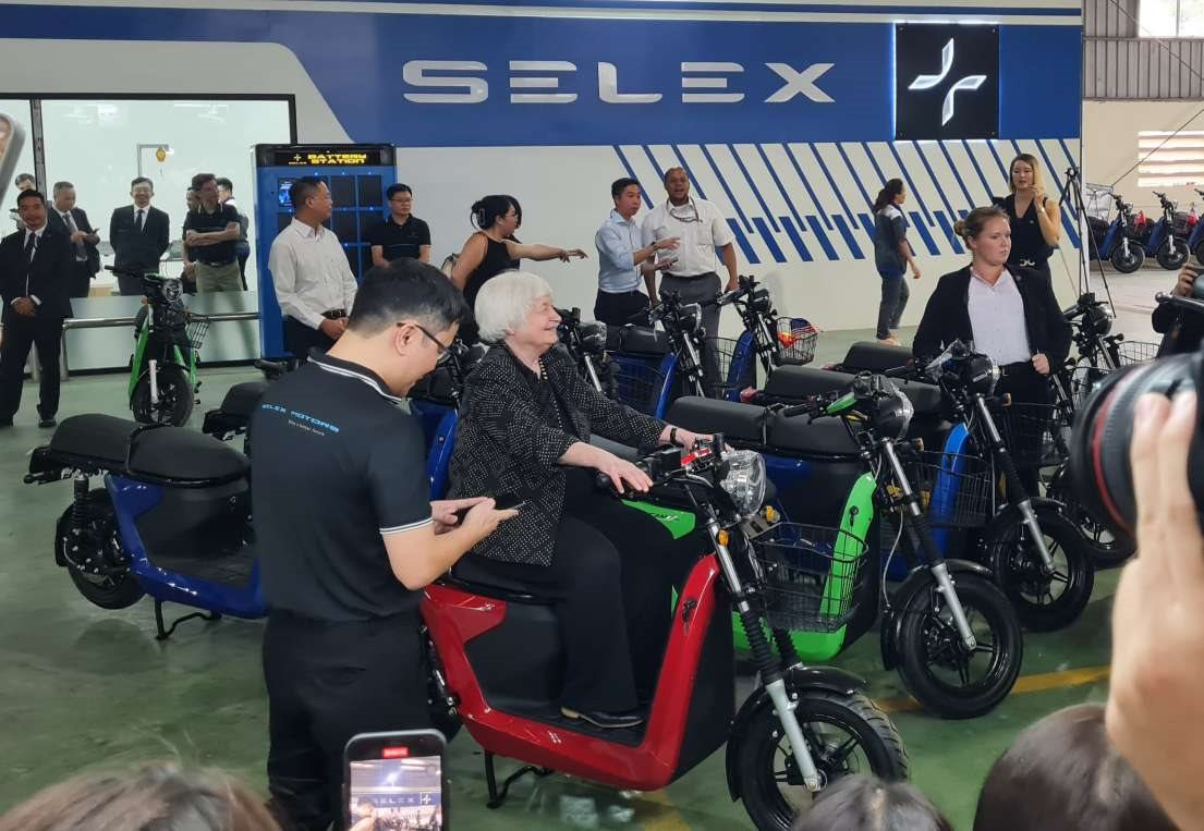 Selex Motors lại được lãnh đạo Mỹ đến thăm: Sau Bộ trưởng Tài chính Janet Yellen là Giám đốc Cơ quan Phát triển Tài chính Quốc tế Scott Nathan - Ảnh 2.