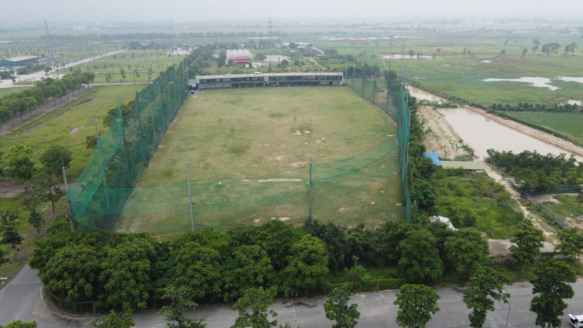 Cận cảnh sân tập golf 'mọc' sai quy hoạch trong KĐT Thanh Hà bị 'vô thừa nhận' - Ảnh 2.