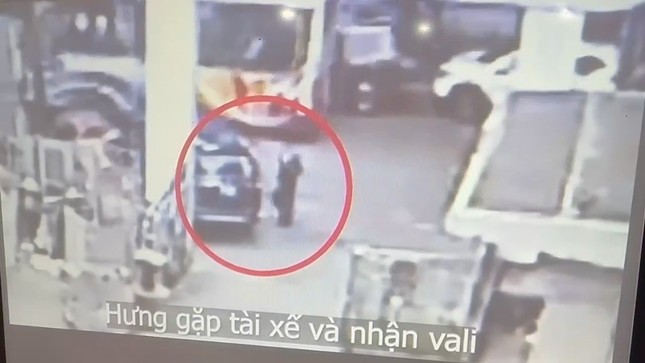 Viện kiểm sát công bố clip ghi lại cảnh điều tra viên Hoàng Văn Hưng nhận chiếc cặp số - Ảnh 2.