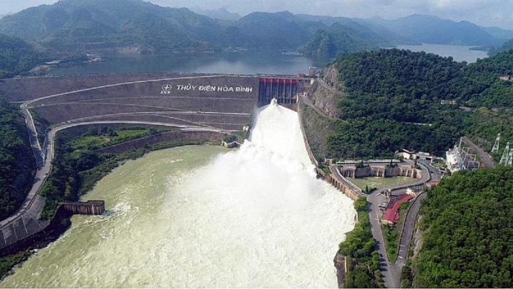 Nước cuồn cuộn đổ về hồ thủy điện miền Bắc, sản lượng điện tăng vọt - Ảnh 1.