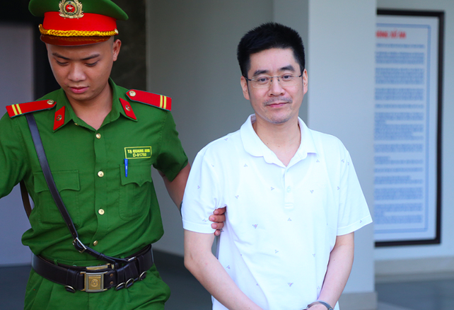 Viện kiểm sát công bố clip ghi lại cảnh điều tra viên Hoàng Văn Hưng nhận chiếc cặp số - Ảnh 4.
