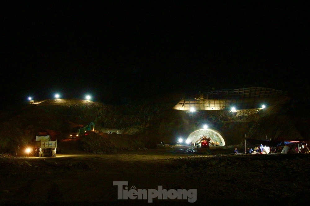 Cận cảnh công nhân ngày đêm khoét núi, thi công hầm cao tốc Quảng Ngãi - Hoài Nhơn - Ảnh 23.
