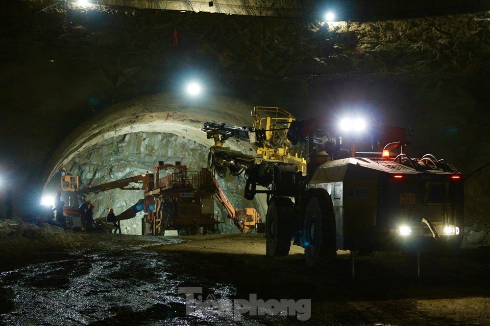 Cận cảnh công nhân ngày đêm khoét núi, thi công hầm cao tốc Quảng Ngãi - Hoài Nhơn - Ảnh 24.