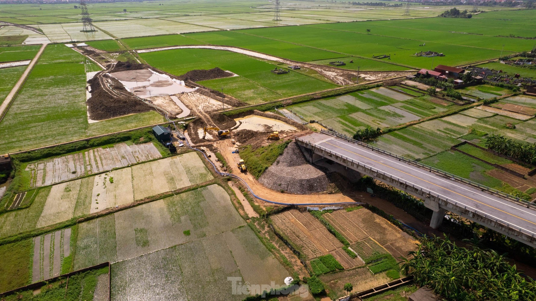 Kỳ lạ cây cầu trăm tỷ xây xong 3 năm để... 'làm cảnh' - Ảnh 6.