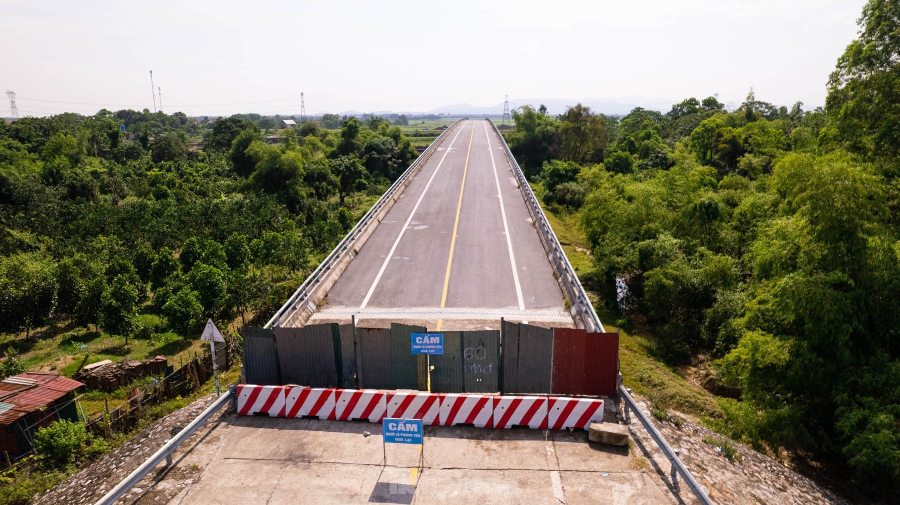 Kỳ lạ cây cầu trăm tỷ xây xong 3 năm để... 'làm cảnh' - Ảnh 3.