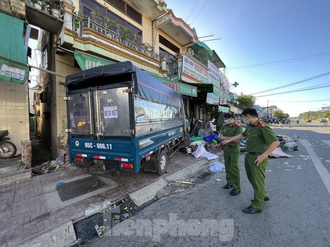 Ô tô tải đâm xe máy, lao vào nhà dân khiến 2 người tử vong - Ảnh 2.