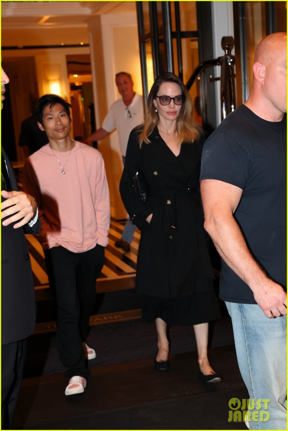 Angelina Jolie thanh lịch xuống phố cùng con trai nuôi gốc Việt - Ảnh 4.