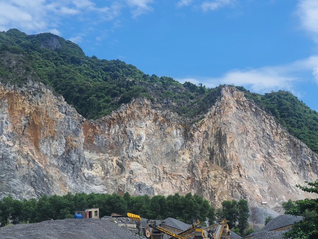 Rơi từ độ cao 30m, công nhân mỏ đá ở Quảng Bình tử vong - Ảnh 1.