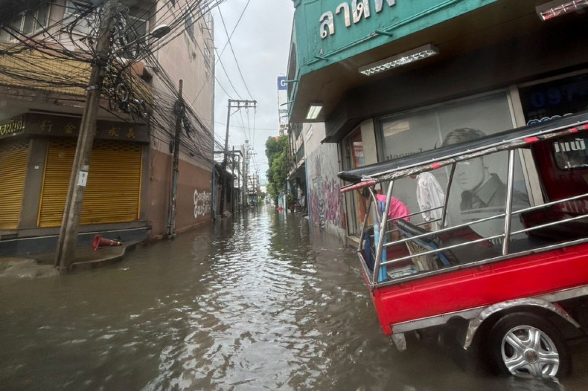 Thái Lan hứng chịu đợt mưa lớn, gây ngập lụt Thủ đô Bangkok - Ảnh 2.