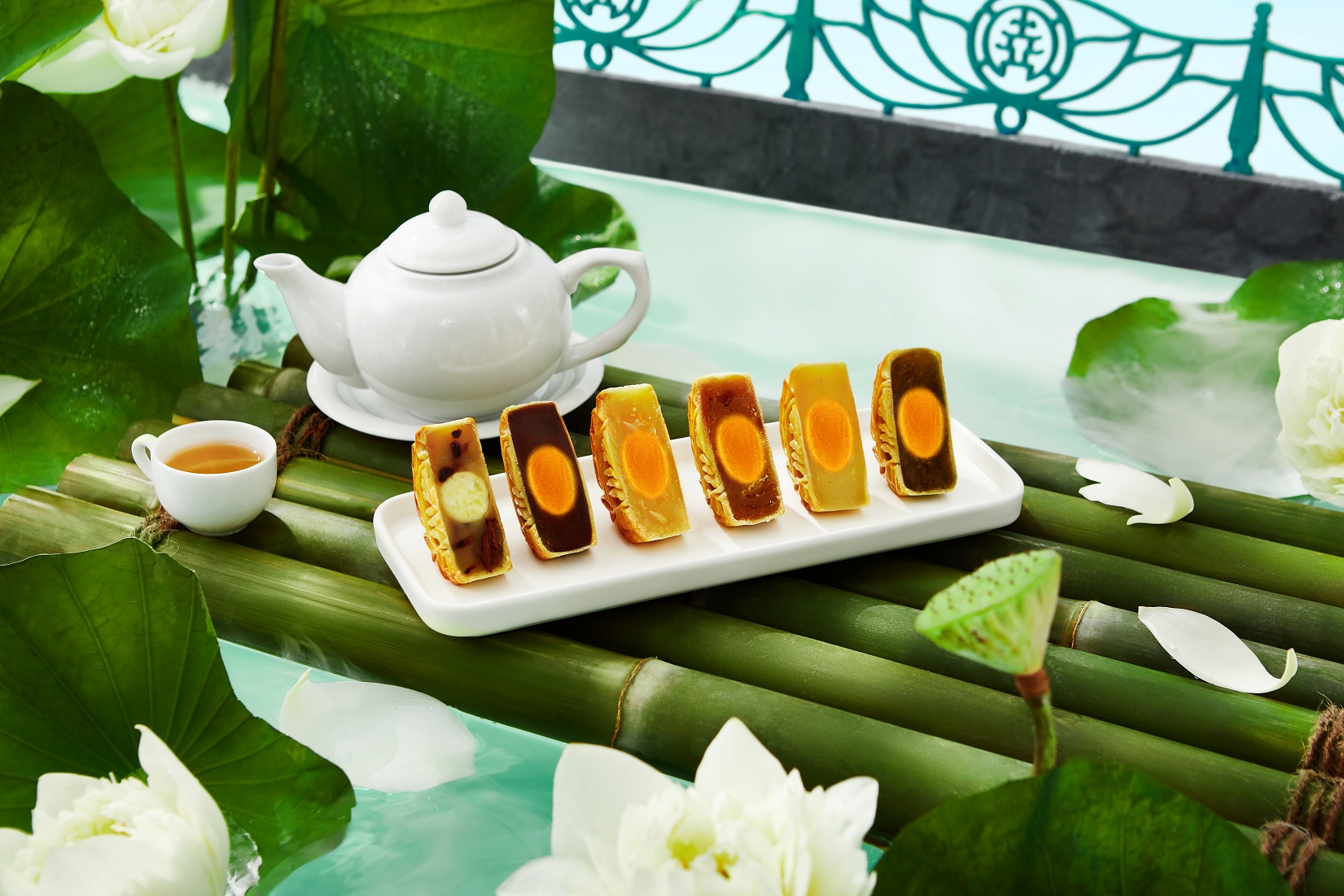 Bánh trung thu “phiên bản 5 sao” năm 2023: Vỏ hộp còn được khắc kim phủ vàng, giá chỉ từ 600k - Ảnh 2.