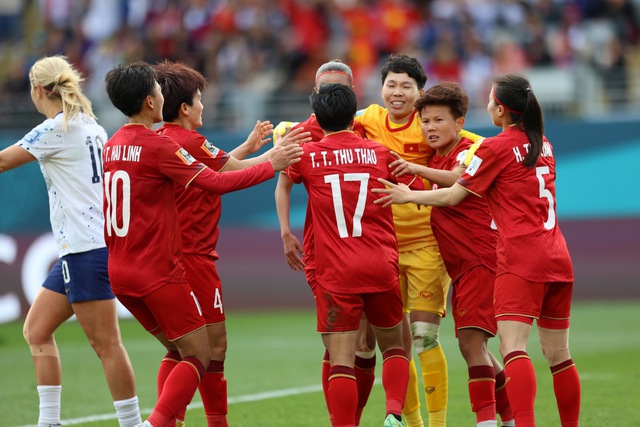 Huỳnh Như nhảy lên ôm Kim Thanh ăn mừng sau pha cản phá penalty quan trọng hơn một bàn thắng - Ảnh 3.