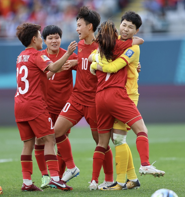 Huỳnh Như nhảy lên ôm Kim Thanh ăn mừng sau pha cản phá penalty quan trọng hơn một bàn thắng - Ảnh 2.