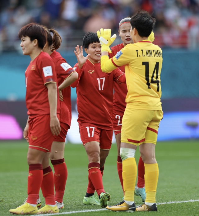 Huỳnh Như nhảy lên ôm Kim Thanh ăn mừng sau pha cản phá penalty quan trọng hơn một bàn thắng - Ảnh 7.