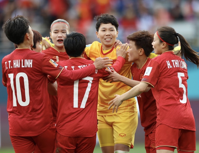 Huỳnh Như nhảy lên ôm Kim Thanh ăn mừng sau pha cản phá penalty quan trọng hơn một bàn thắng - Ảnh 6.