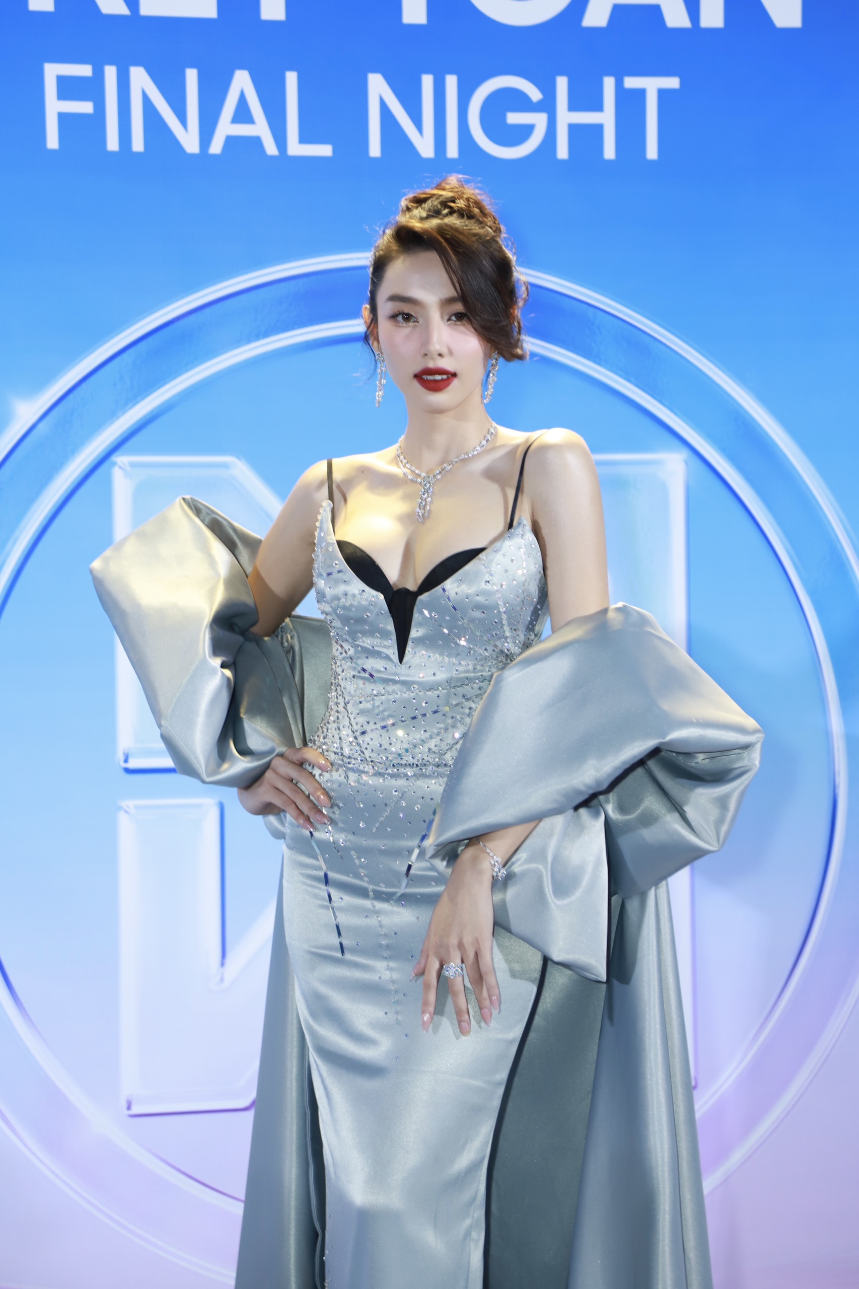 Thảm đỏ Chung kết Miss World Vietnam 2023: Màn đọ sắc hậu ồn ào của Mai Phương - Bảo Ngọc gây chú ý - Ảnh 4.
