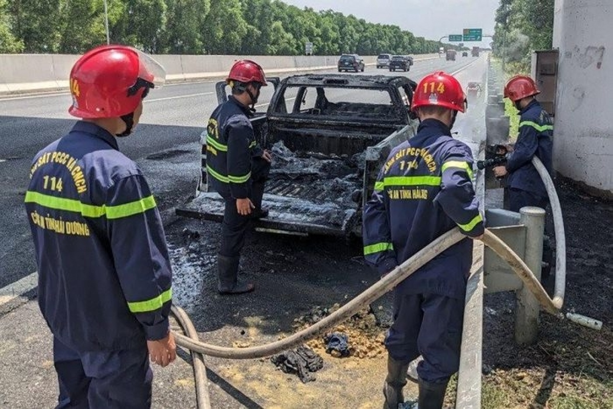 Xe ô tô cháy rụi trên cao tốc Hà Nội - Hải Phòng - Ảnh 1.