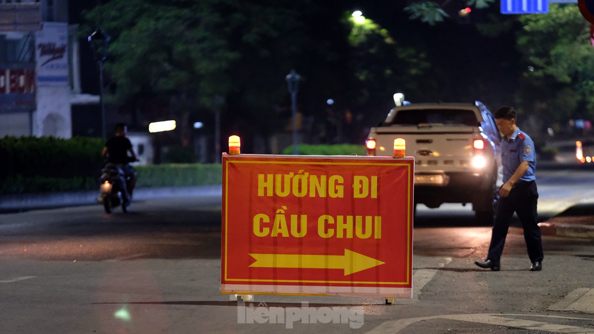 Đóng đường, xuyên đêm lắp đặt xong một trong hai dầm cầu tại nút giao Nguyễn Văn Cừ - Hồng Tiến - Ảnh 4.