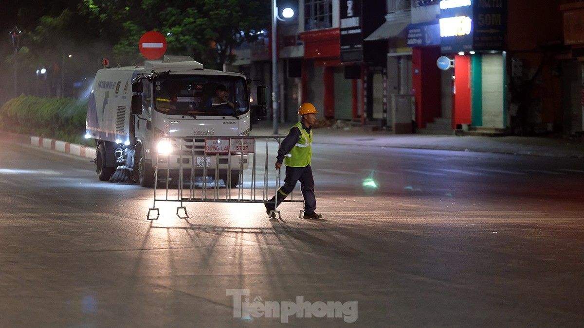 Đóng đường, xuyên đêm lắp đặt xong một trong hai dầm cầu tại nút giao Nguyễn Văn Cừ - Hồng Tiến - Ảnh 14.
