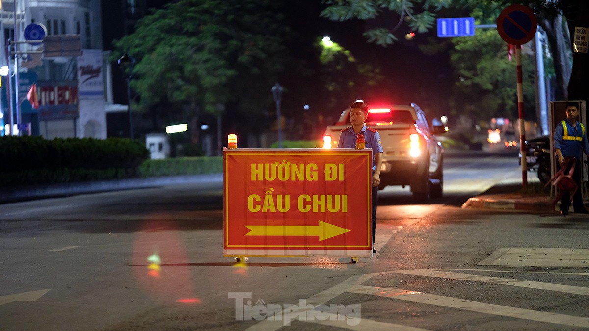 Đóng đường, xuyên đêm lắp đặt xong một trong hai dầm cầu tại nút giao Nguyễn Văn Cừ - Hồng Tiến - Ảnh 17.