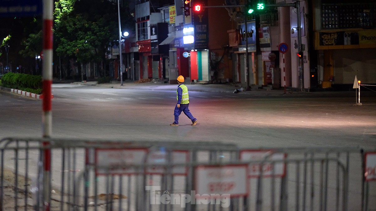 Đóng đường, xuyên đêm lắp đặt xong một trong hai dầm cầu tại nút giao Nguyễn Văn Cừ - Hồng Tiến - Ảnh 18.