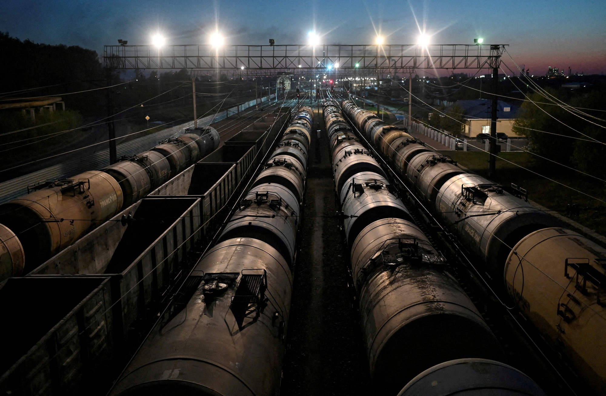 Oil Price: Chiến trường dầu mỏ khốc liệt - Nga &quot;hụt hơi&quot;, Mỹ thắng thế với kế hoạch hàng tỷ USD - Ảnh 3.