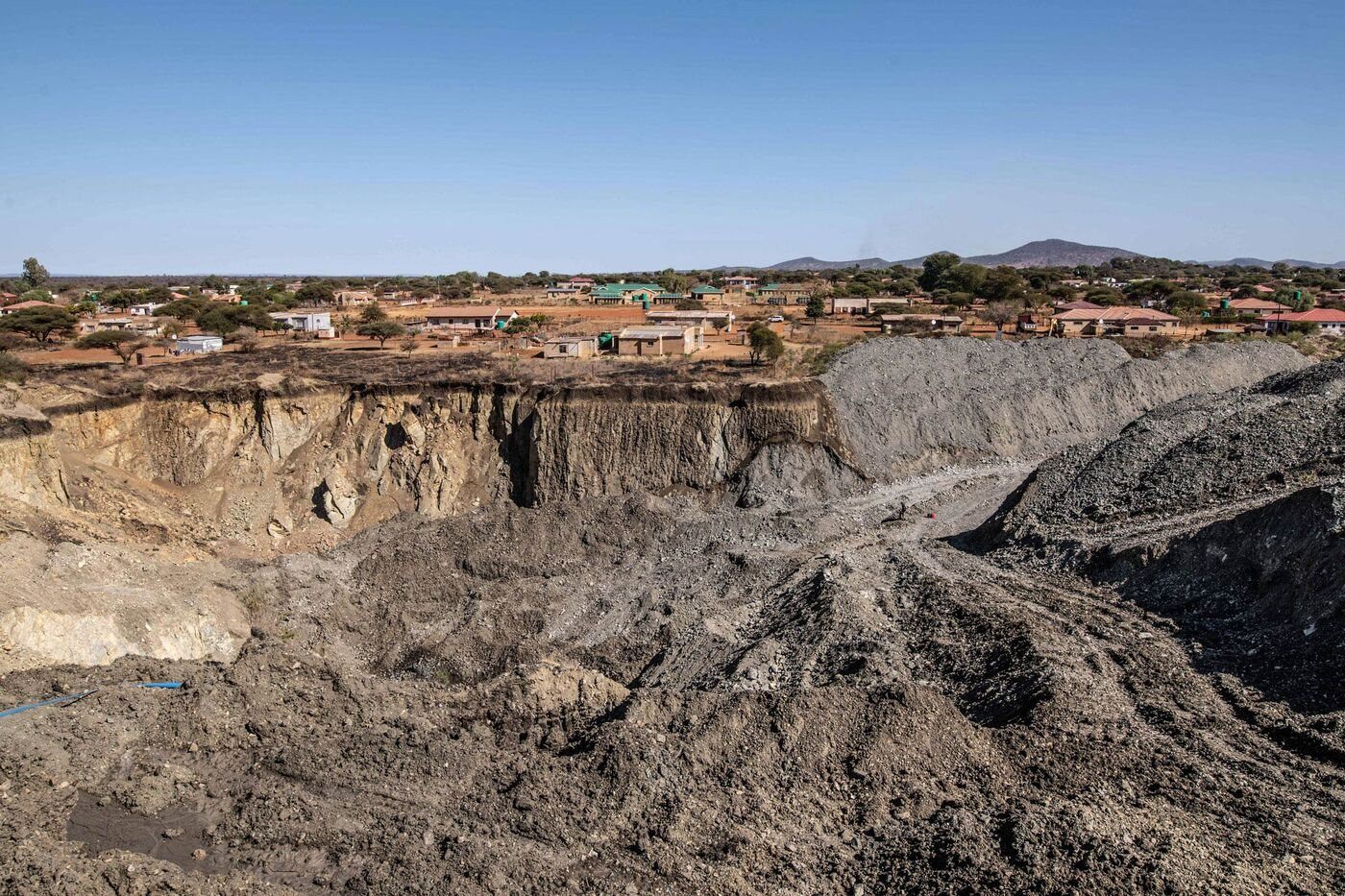 Vùng đất nghèo ở Nam Phi sở hữu mỏ khoáng sản quý hơn vàng: Đến mồ mả còn bị đào xới để khai quật, Mỹ, Trung Quốc thi nhau săn đón - Ảnh 3.
