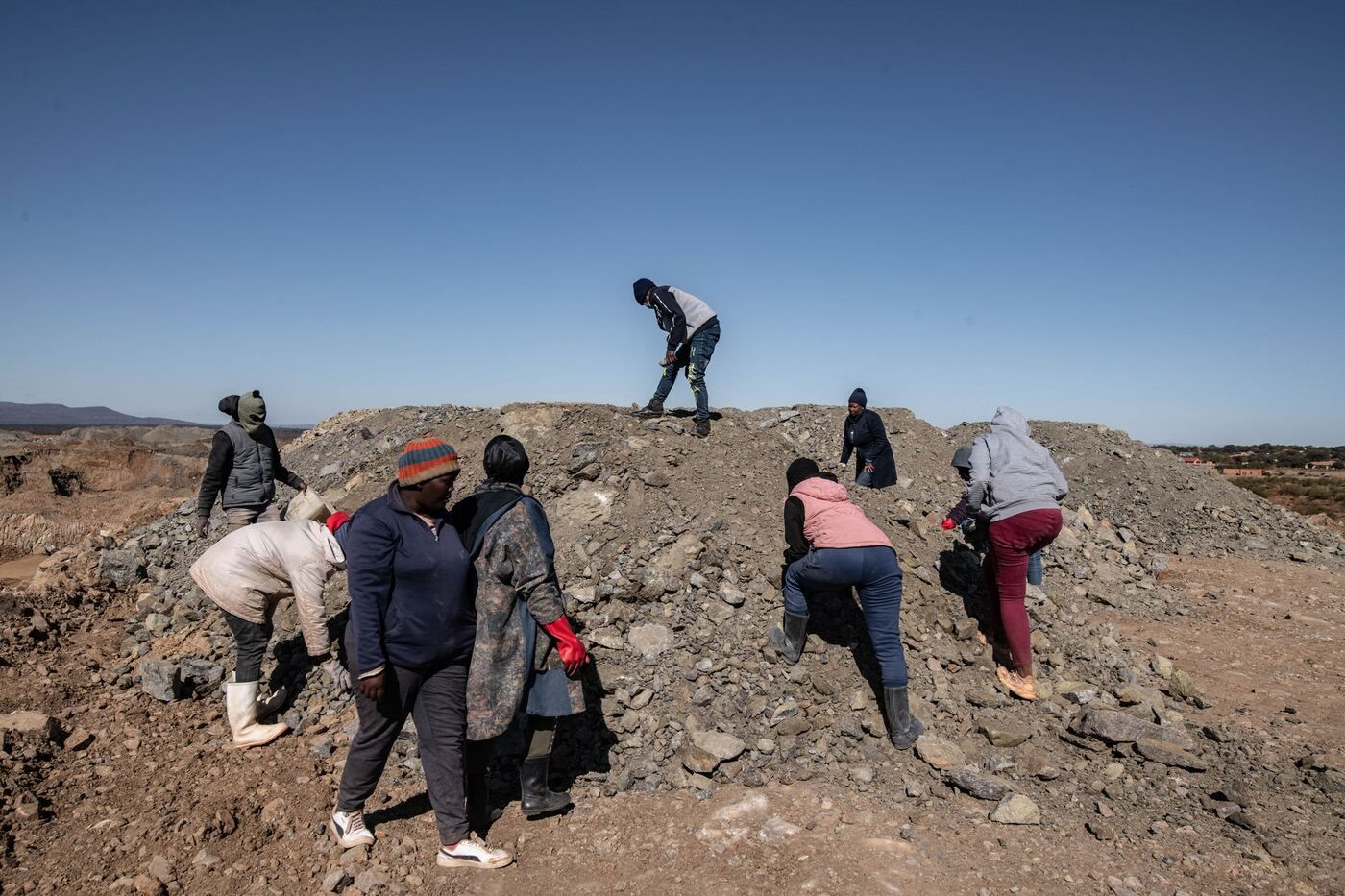 Vùng đất nghèo ở Nam Phi sở hữu mỏ khoáng sản quý hơn vàng: Đến mồ mả còn bị đào xới để khai quật, Mỹ, Trung Quốc thi nhau săn đón - Ảnh 1.