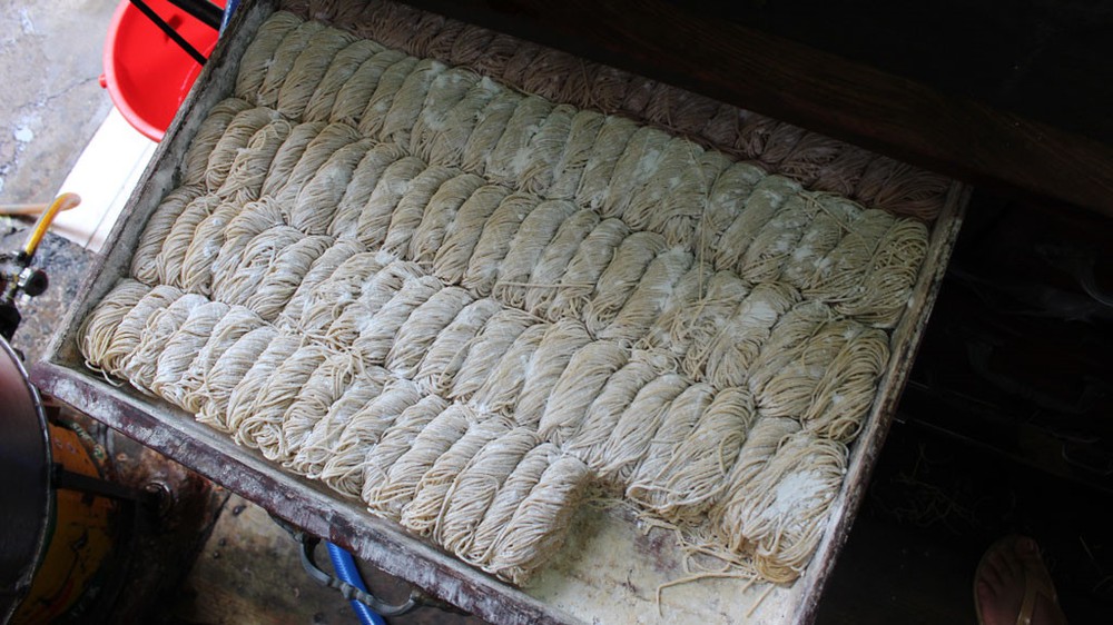 Tiệm mì kéo sợi gần 90 năm tuổi, “núp hẻm” nhưng khách Tây vẫn tìm đến vì ghiền hương vị cổ xưa - Ảnh 8.