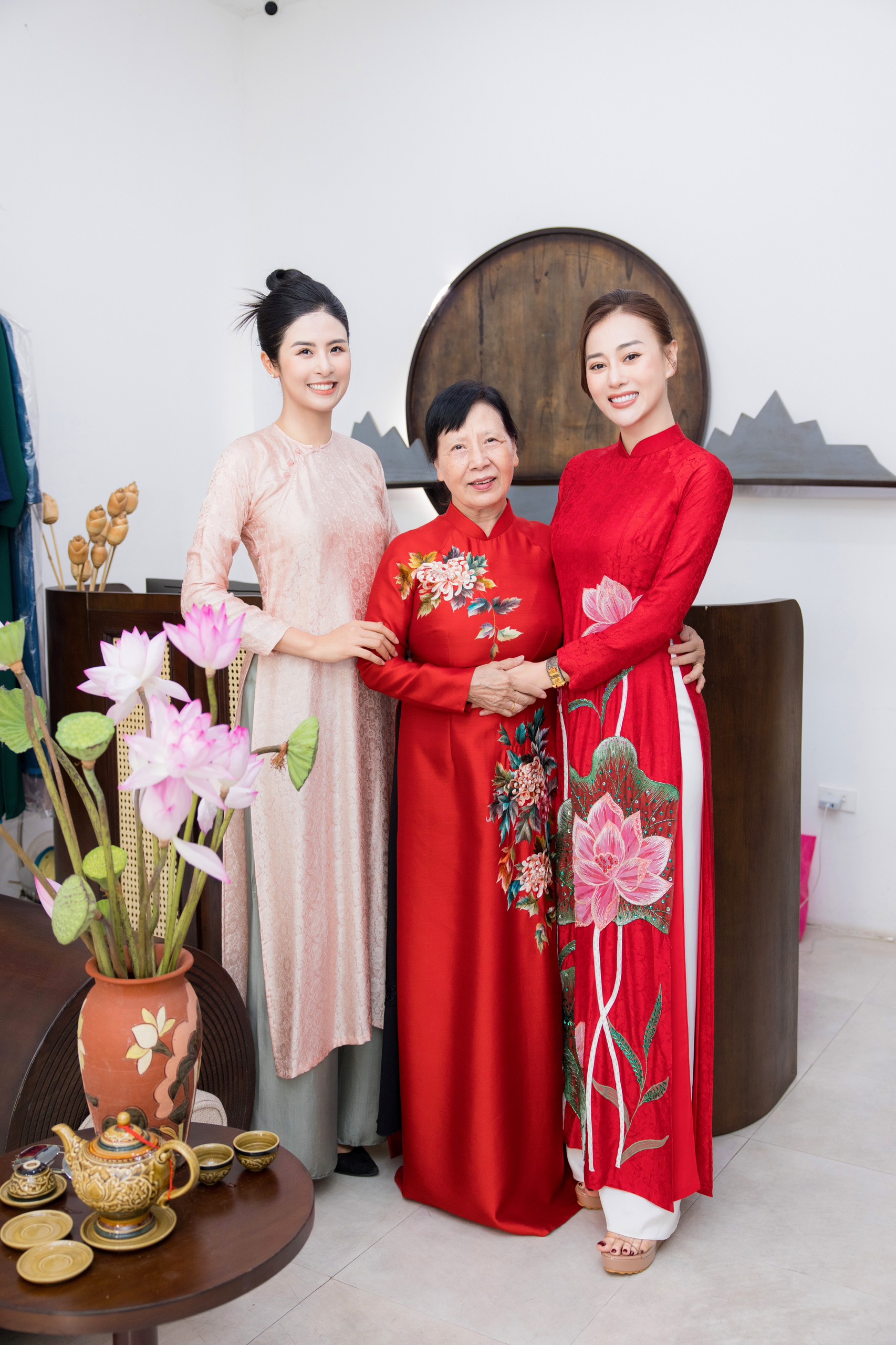 Phương Oanh đi thử áo dài ăn hỏi, mẹ Shark Bình tiết lộ mối quan hệ mẹ chồng - nàng dâu trước đám cưới - Ảnh 4.